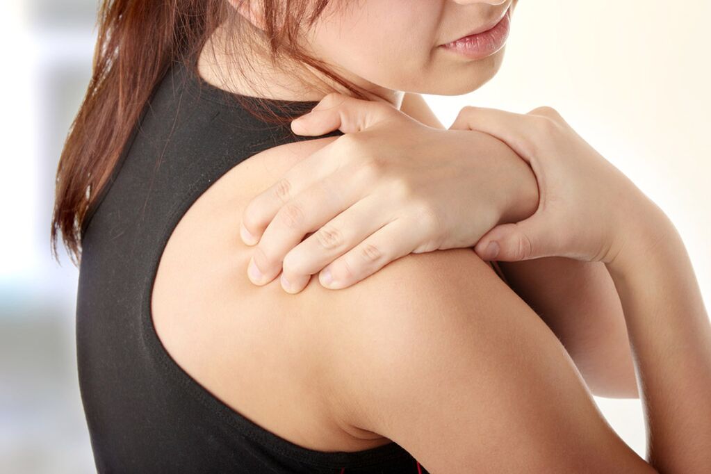 Cervikálna osteochondróza môže byť sprevádzaná bolesťou v ramenách