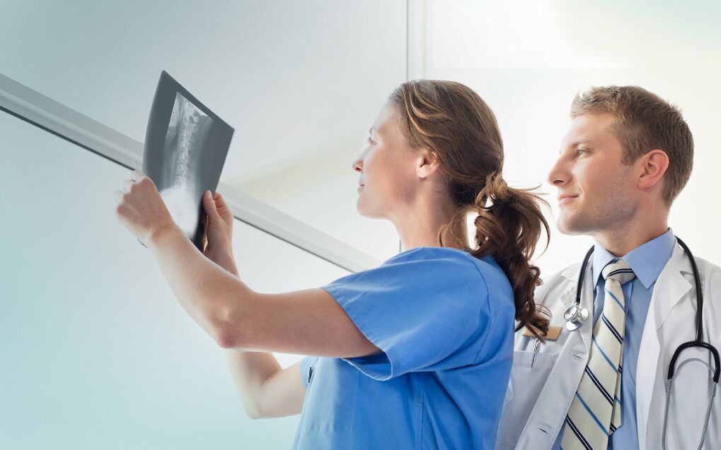 lekári sa pozerajú na röntgen pre artrózu